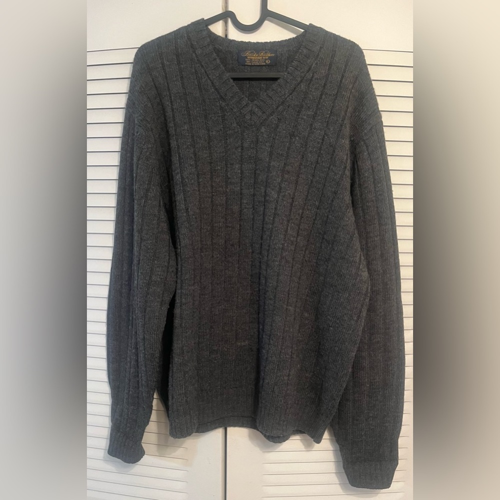 Brooks Brothers Large Mens 100% Merino Wool Blend V-neck Dark Gray Knit Sweater